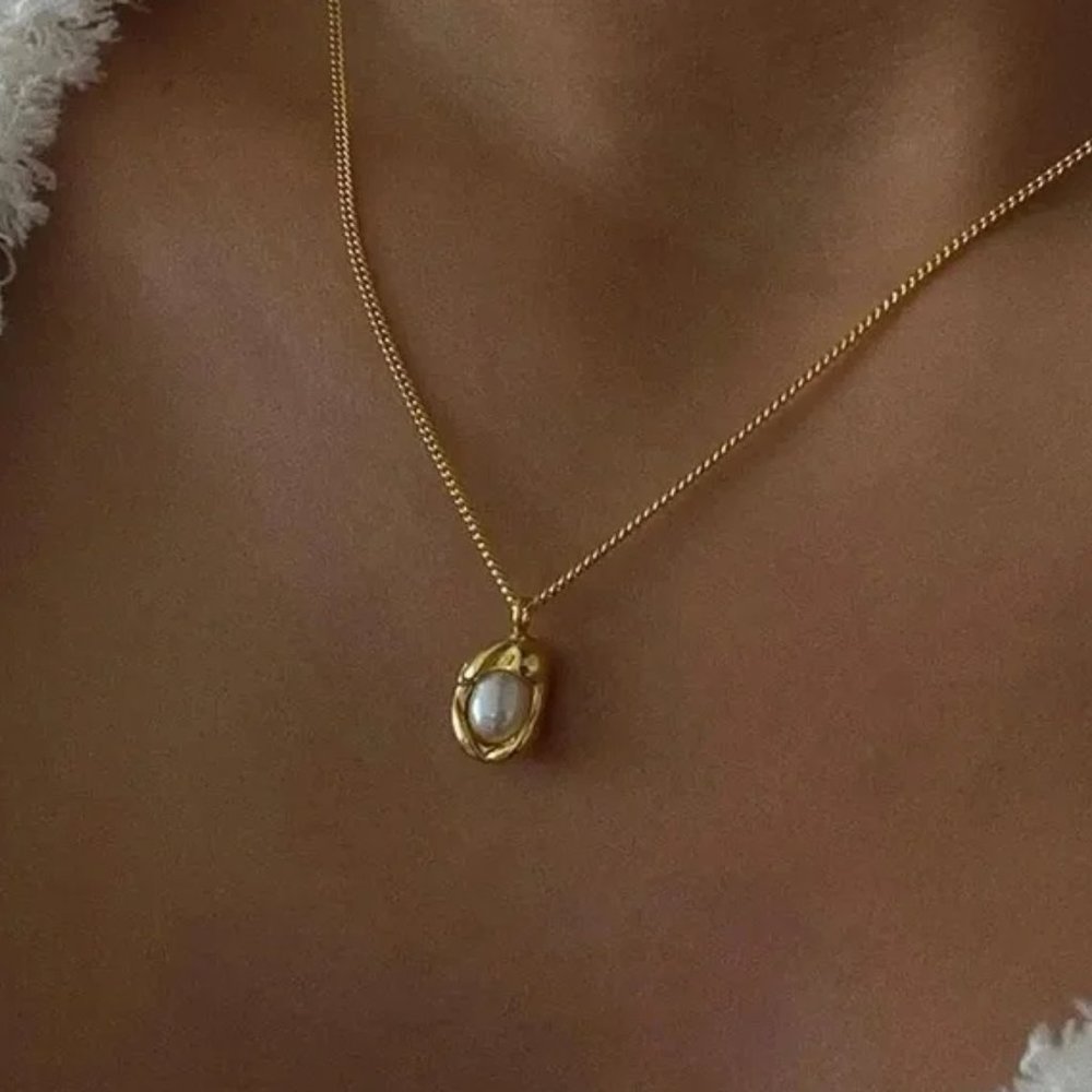 Elegant Gold and Pearl Necklace